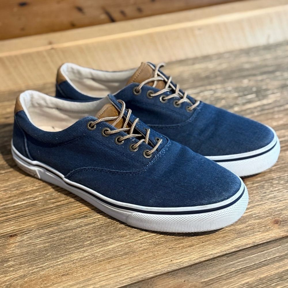 Canoos canvas golf shoes